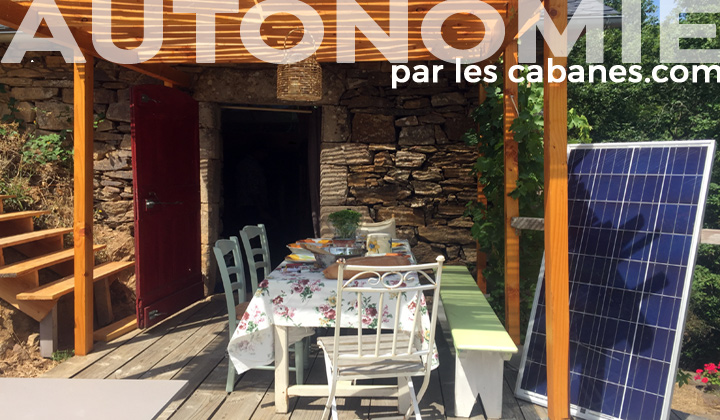 cabane avec panneau solaire
