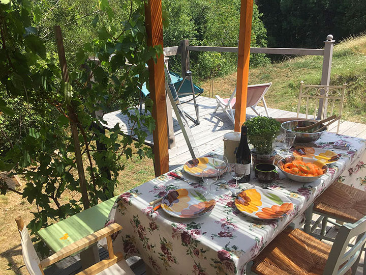 terrasse de cabane avec repas 